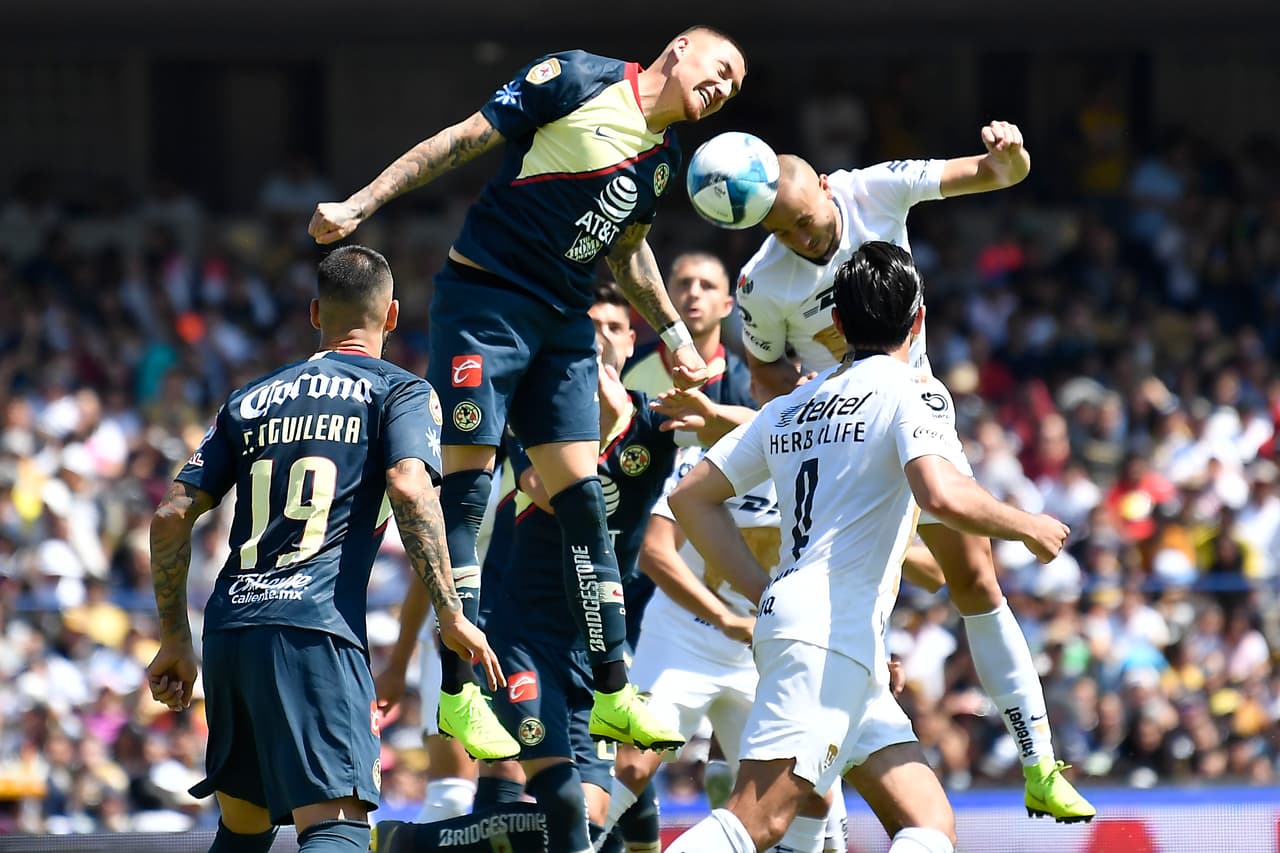 En el segundo tiempo este cabezazo significó la apertura del marcador para Pumas.