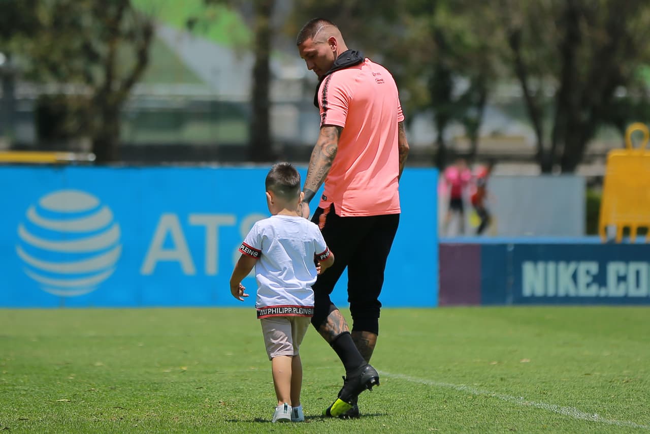 El chileno Nicolás Castillo le mostró algunos de sus secretos con el balón a su hijo, en la jornada previa al duelo con Cruz Azul por Cuartos de Final de la Liguilla donde fue centro de atención de los medios.