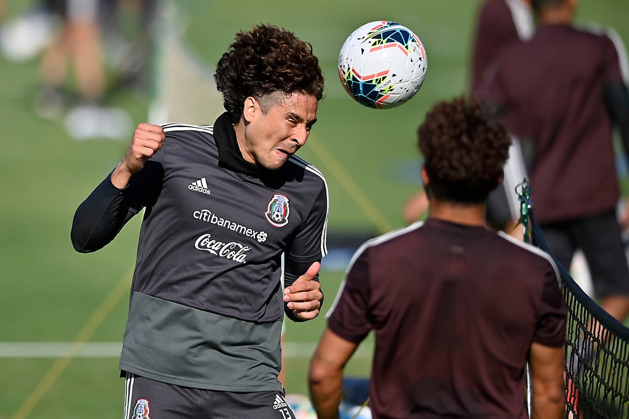 ¿Por qué no un Memo Ochoa cabeceando? Esta vez fue una buena oportunidad.