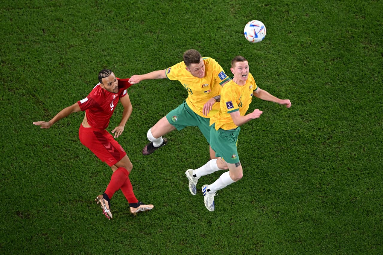 La Selección de Australia venció por la mínima a su similar de Dinamarca para eliminarlos de la Copa del Mundo y acceder al boleto de los octavos de final por segunda vez en su historia.Australia no había llegado a la siguiente fase desde 2006 y a pesar del dominio de los daneses, la defensa de los Socceroos los llevó a conseguir el boleto a los octavos de final de Qatar 2022.