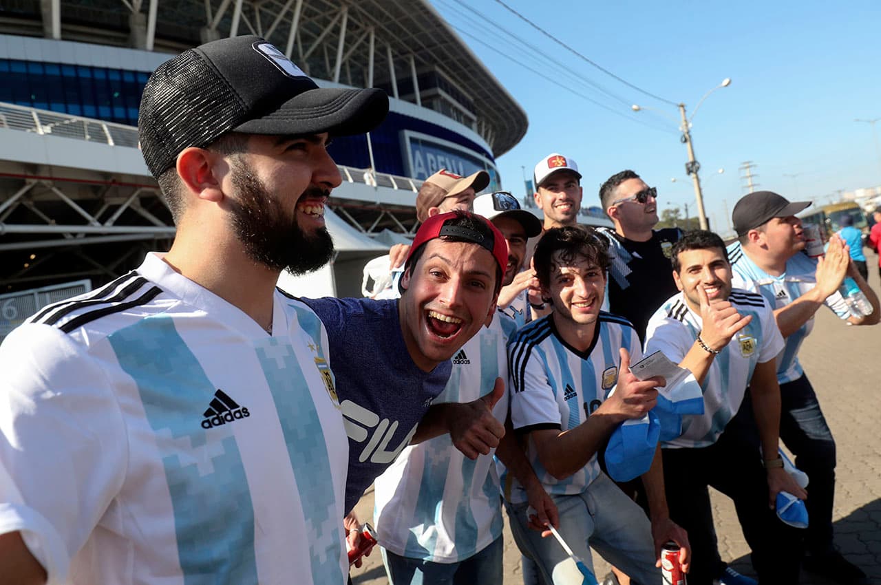 Los fanáticos de la Albiceleste confían en Lionel Messi para que Argentina logre la clasificación contra Catar en la Arena do Gremio de Porto Alegre.