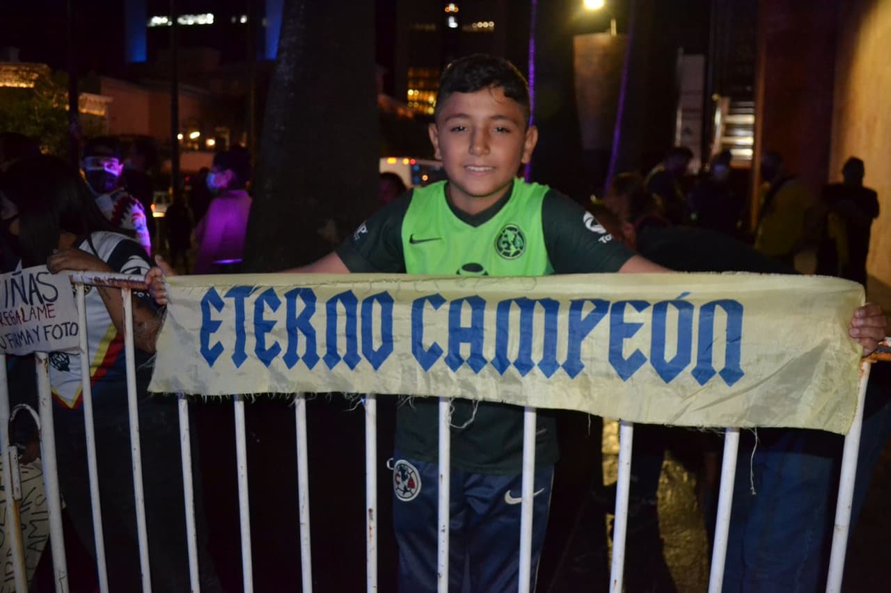 En vísperas de la final de la Concacaf Liga de Campeones donde las Águilas del América enfrentarán a Rayados de Monterrey, al rededor de 250 aficionados se dieron cita a las afueras del hotel de concentración del conjunto azulcrema. Los fans americanistas comenzaron a tocar tambores, cantar porras y encendieron bombas de humo cuando el equipo arribó a las instalaciones.