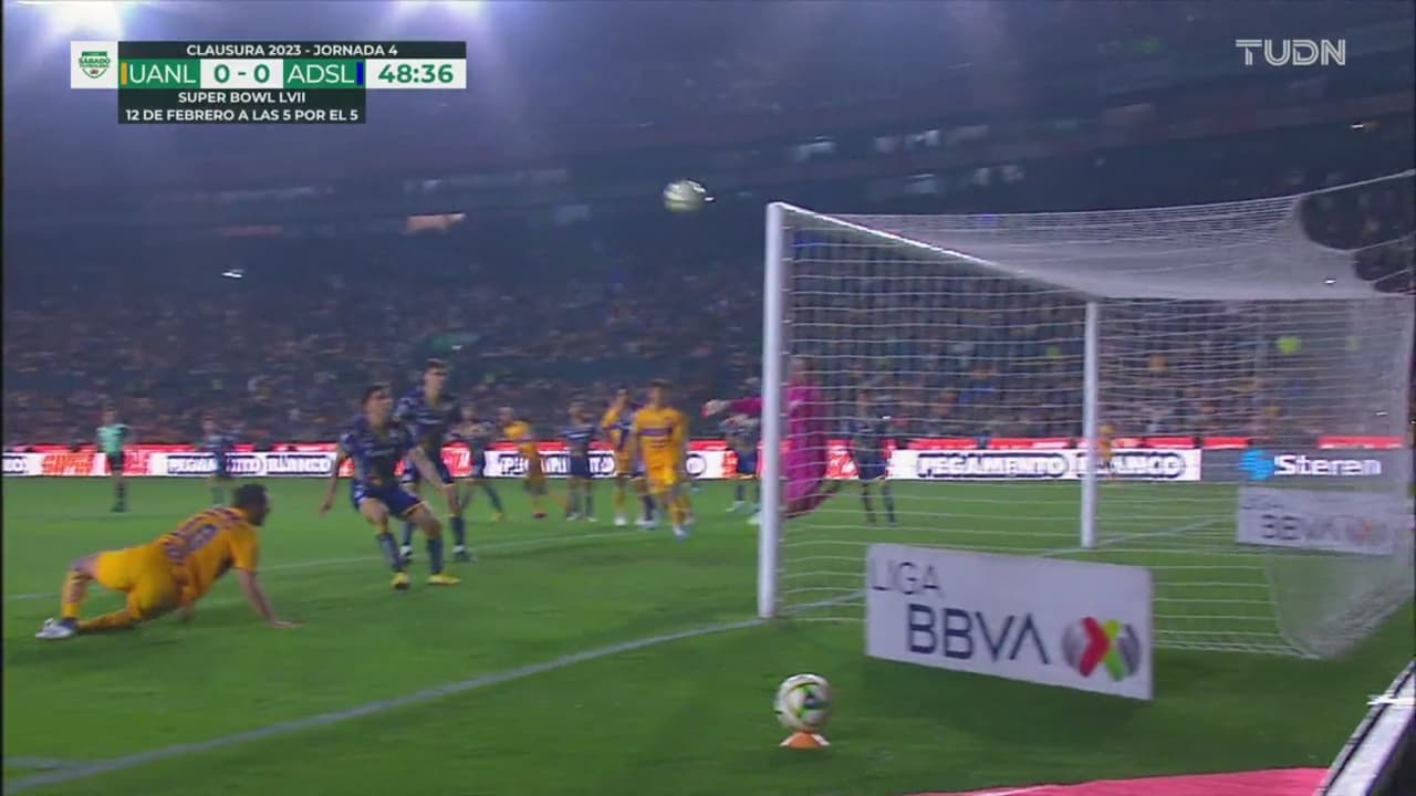 ¿Cómo la sacó? Gignac remata a quemarropa y Barovero evita el gol