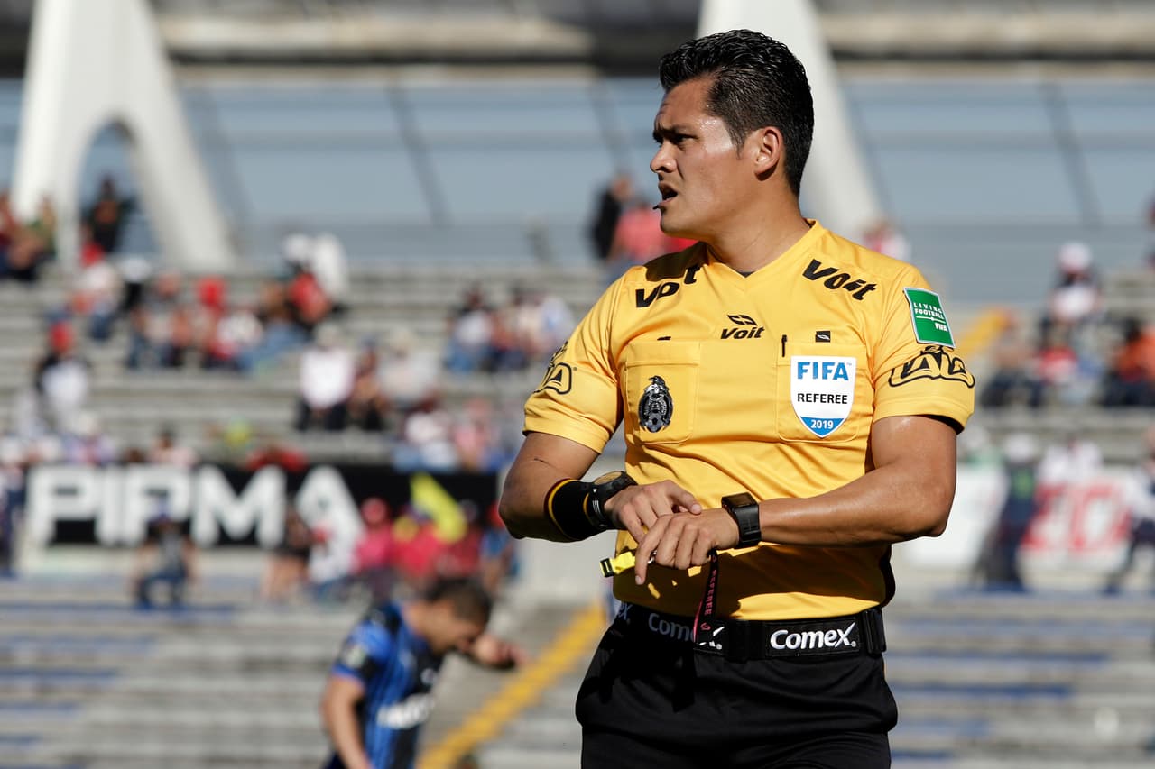 Pero el árbitro Jorge Antonio Pérez revisó la jugada y decretó penal a favor de Gallos.