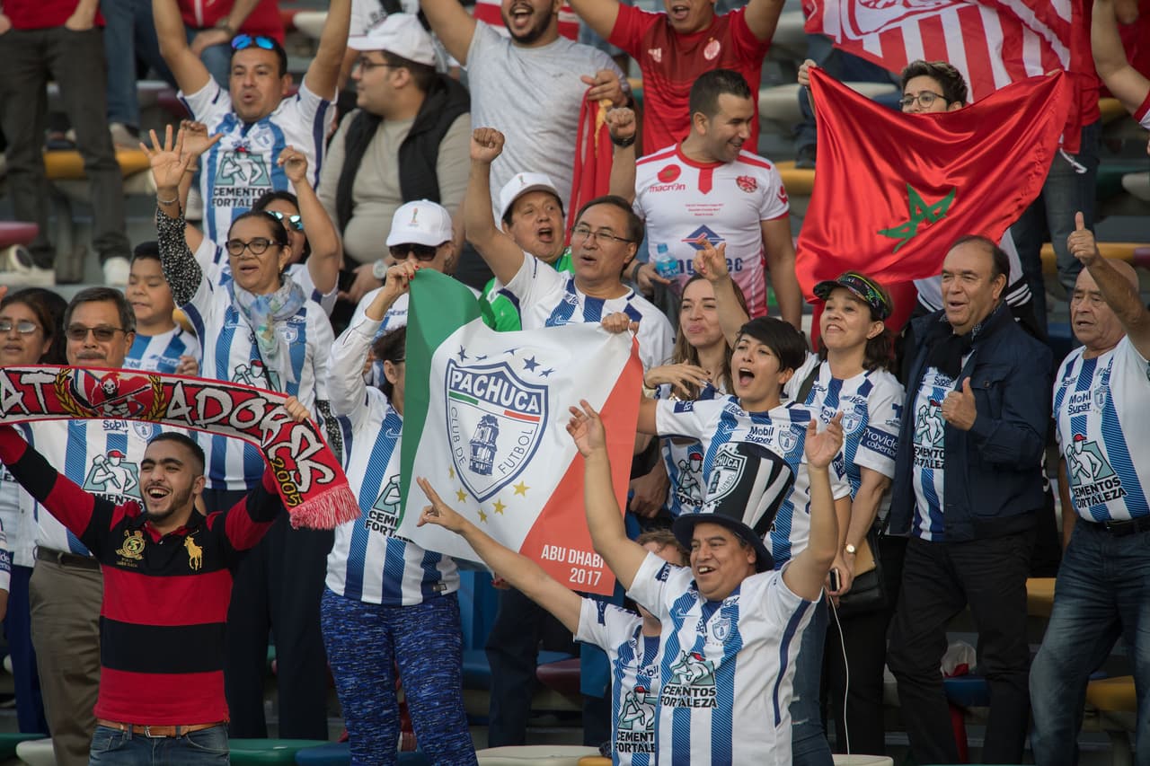 Los aficionados Tuzos viajaron en buen número al estadio de Medio Oriente para apoyar a su equipo.