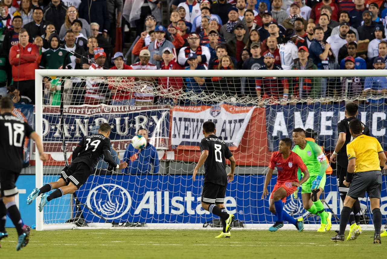 Con goles de Chicharito Hernández, Érick Gutiérrez y Uriel Antuna, México vence 3-0 al equipo de las barras y las estrellas; Orozco atajó un penal.