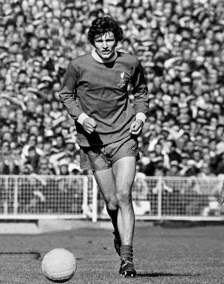 Tal vez este sea uno de los casos más extraños que se han dado de un técnico-jugador. En la década de 1970, el escocés John Toshack fue elegido como estratega del Swansea City, que en ese entonces se encontraba en la cuarta división del futbol inglés. Toshack consiguió lo inimaginable: tres ascensos en cuatro años para de esa forma llegar a la Liga Premier de Inglaterra. Uno de los títulos que obtuvo, fue gracias a uno de sus goles cuando entró de cambio.