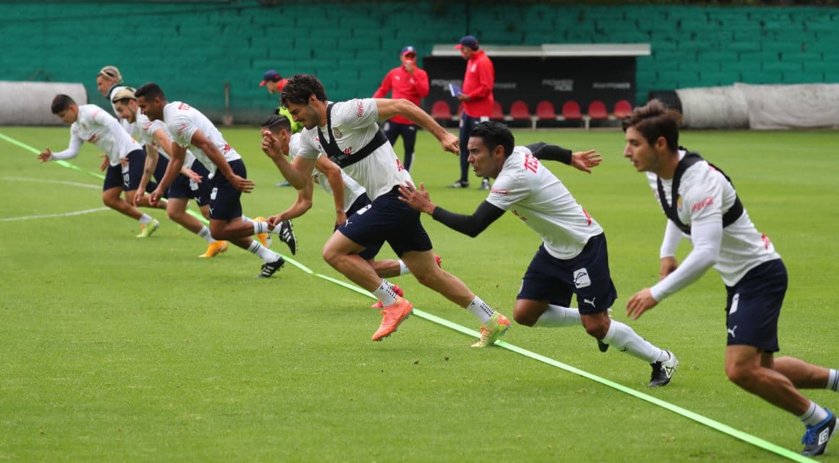 Jugadores de Chivas durante un entrenamiento en Verde Valle.