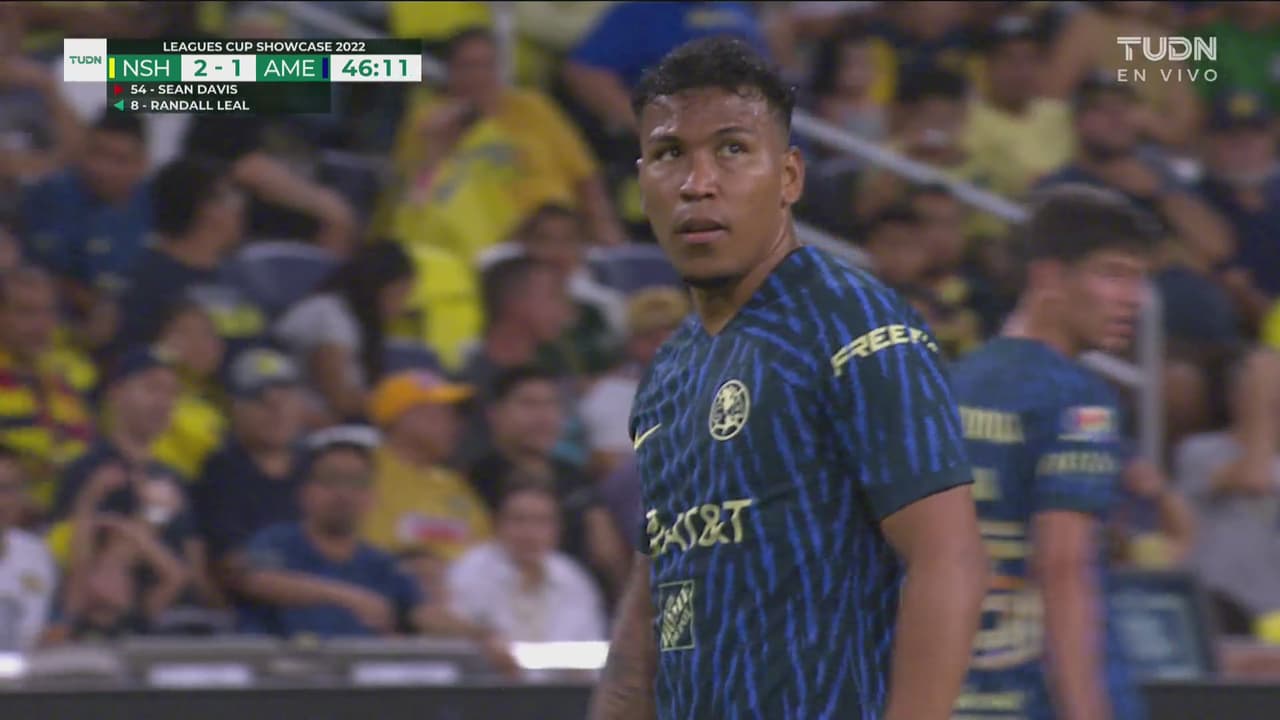 ¡Arriba del arco! Roger se crea el espacio y saca el escopetazo