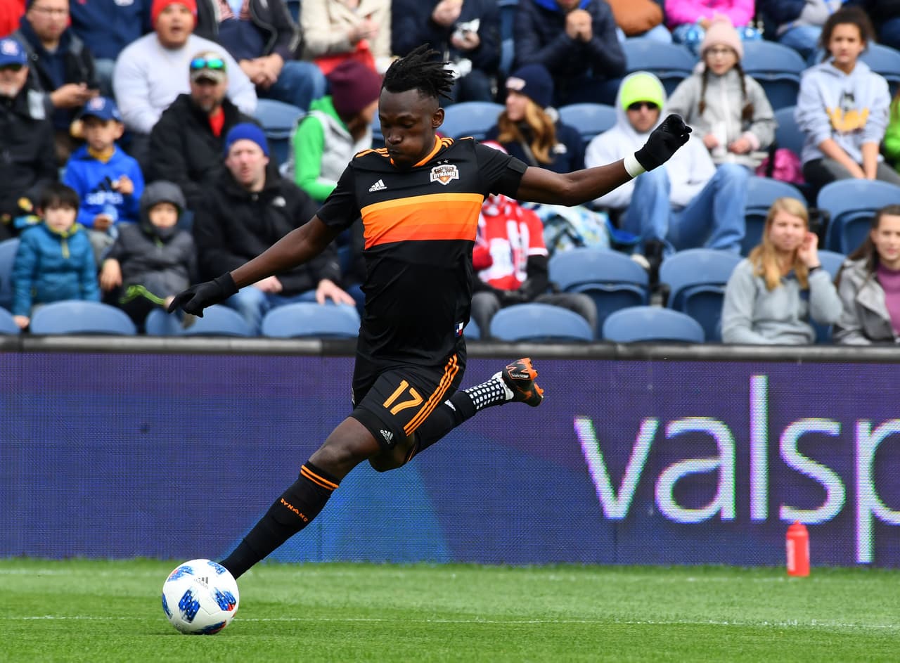 El hondureño Alberth Elis anotó dos goles en la vital victoria como visitante 2-3 de Houston Dynamo frente a Chicago Fire. (USA Today Images)