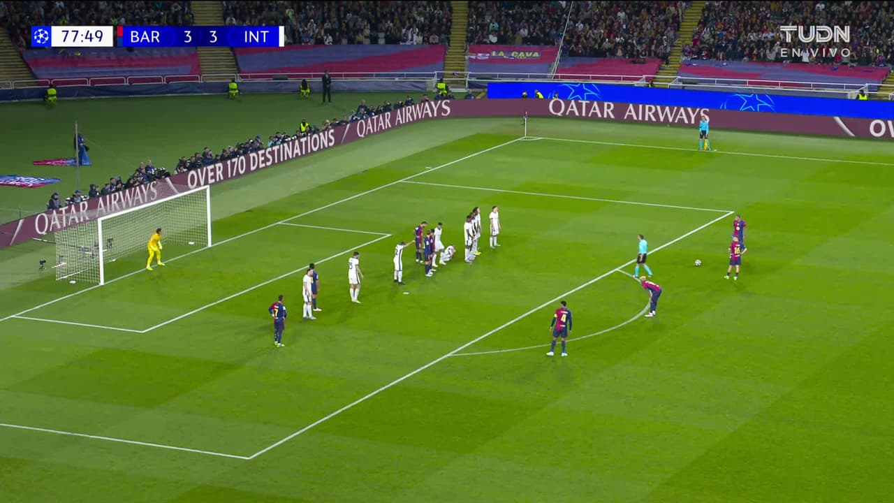 ¡TIRO ATAJADO! disparo por Raphinha.