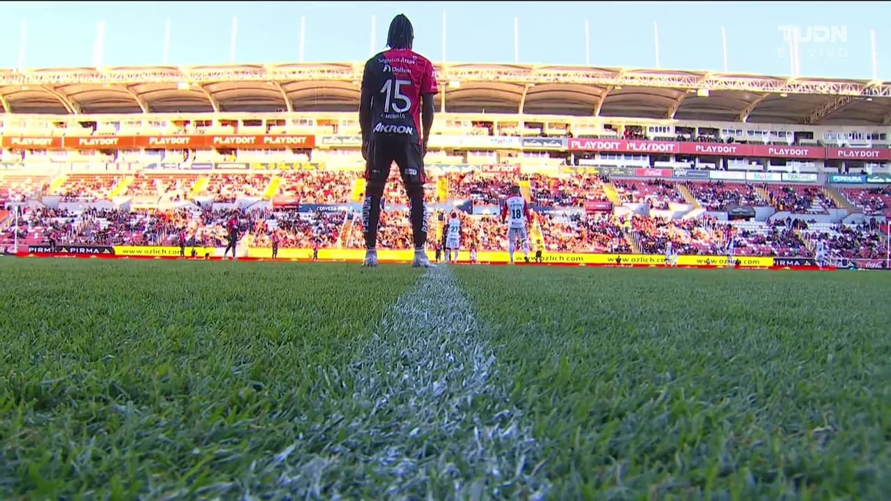 Arranca el partido y la pelota está en juego.