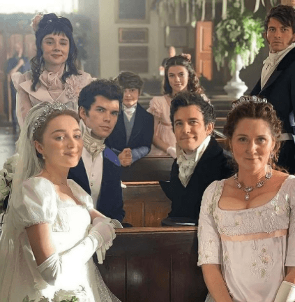 La serie está basada en una serie de novelas románticas de Julia Quinn que se desarrolla en Inglaterra del S. XIX.