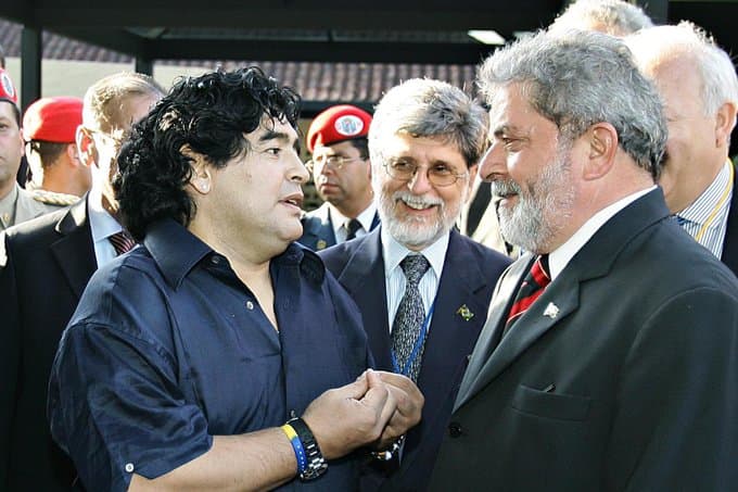 Diego Armando Maradona fue siempre símbolo de la izquierda y así lo demostró en esta foto con Lula da Silva.