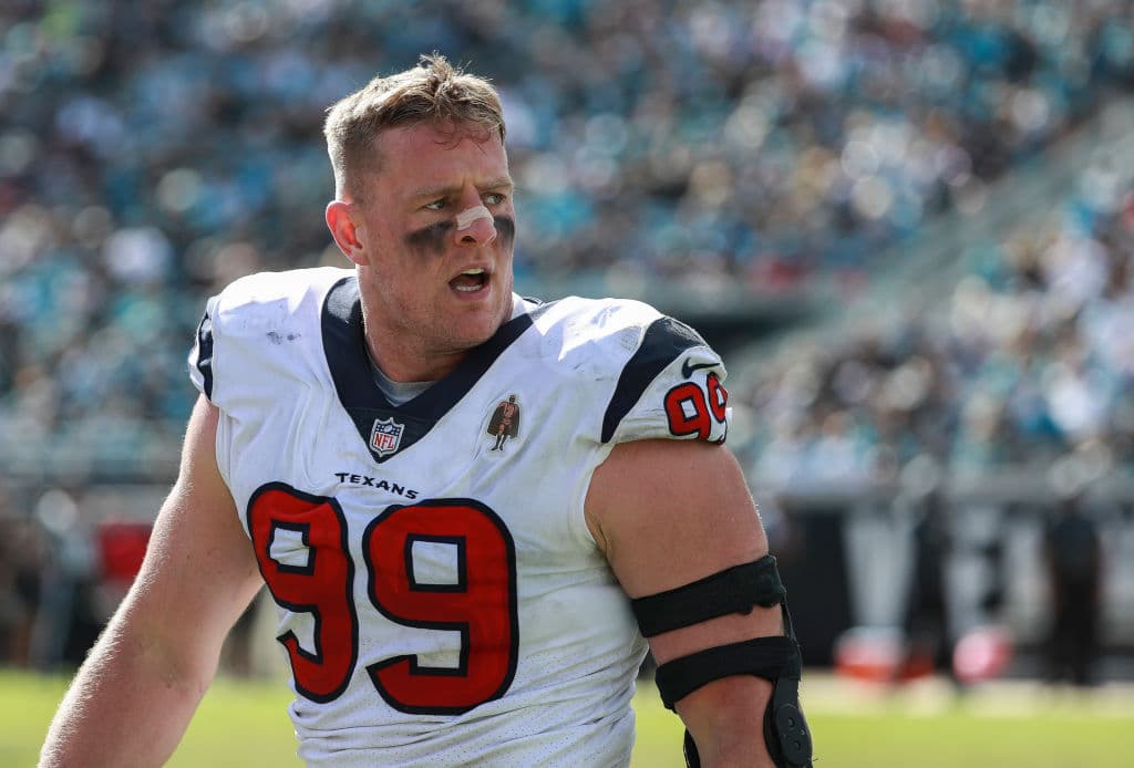 Clint Barton, mejor conocido como Hawkeye y uno de los integrantes de los Avengers. JJ Watt, linebacker de los Houston Texans se dispara como flecha buscando cazar cabezas de quarterbacks rivales.