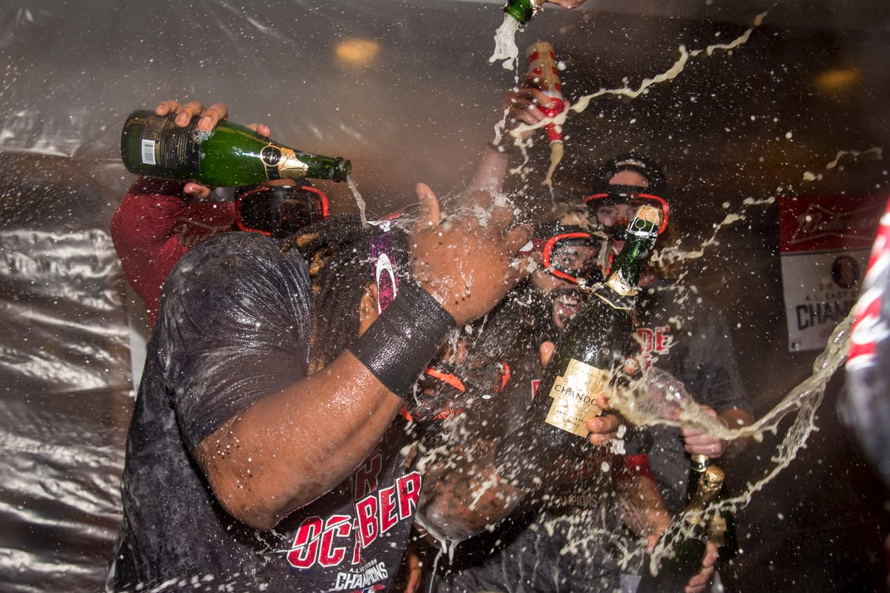 La champaña fue la gran protagonista de la celebración de Boston en el mismo día que cayeron contra Yankees, pero poco importó: la fiesta en Nueva York fue de Boston.