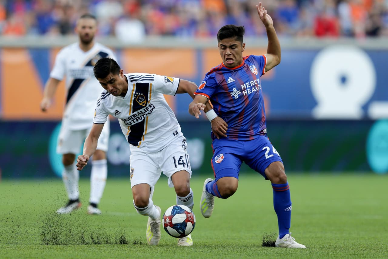 Joe Corona (izquierda) cumplió con su función de marca en LA Galaxy, aquí en duelo con Frankie Amaya (derecha) del FC Cincinatti.