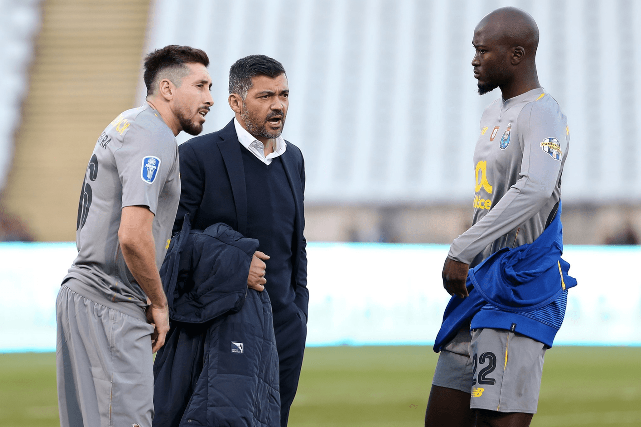 El técnico Sergio Conceicao (centro) tiene en Héctor Herrera (izquierda) uno de sus jugadores más confiables en esta temporada.
