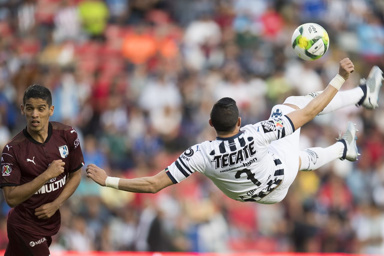 Rogelio Funes Mori estuvo muy cerca de convertir un golazo de chilena pero pasó ligeramente por encima del larguero.