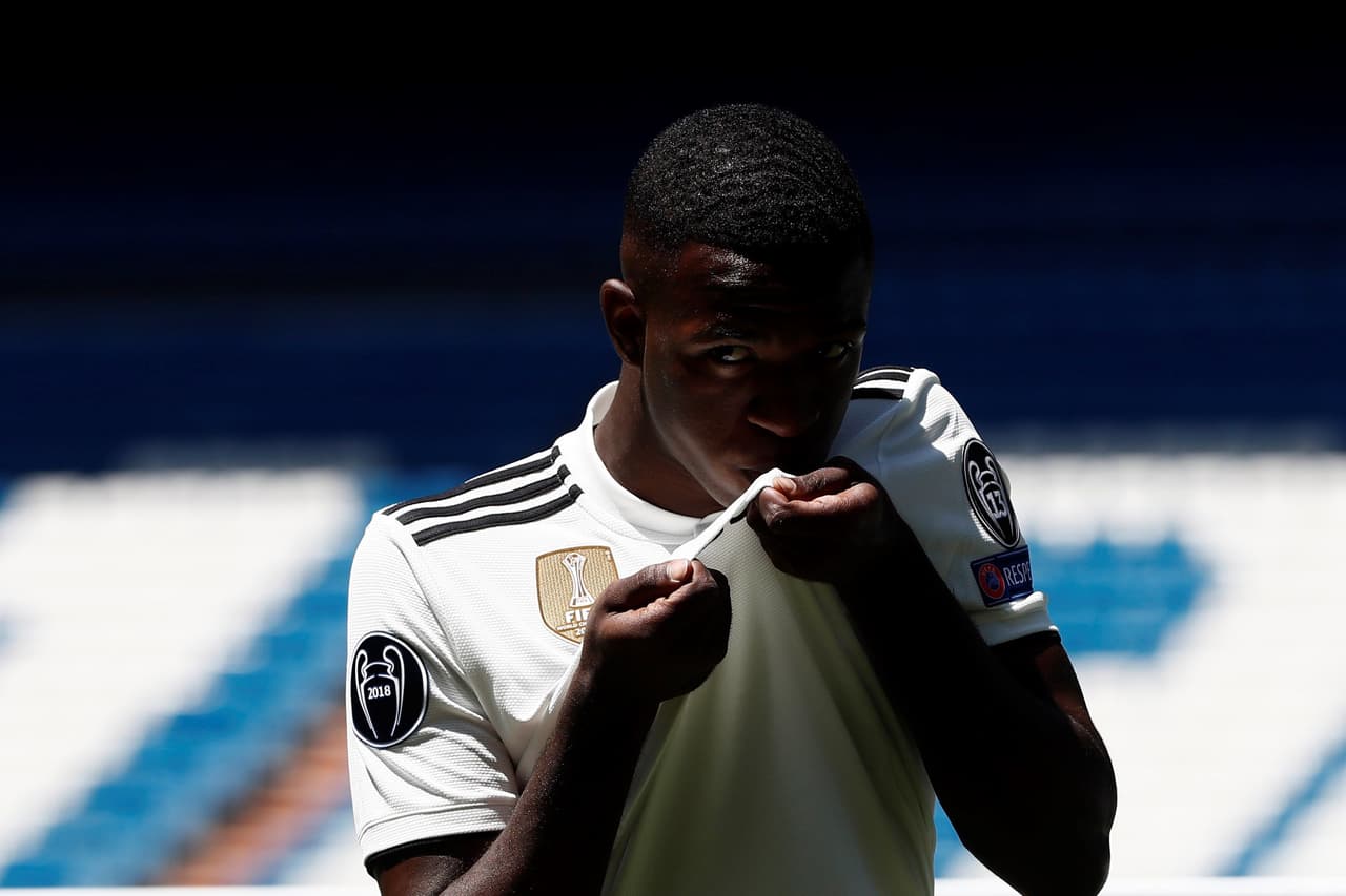 El brasileño besó el escudo del club en varias ocasiones antes de inmortalizarse junto a sus allegados en el mismo césped.