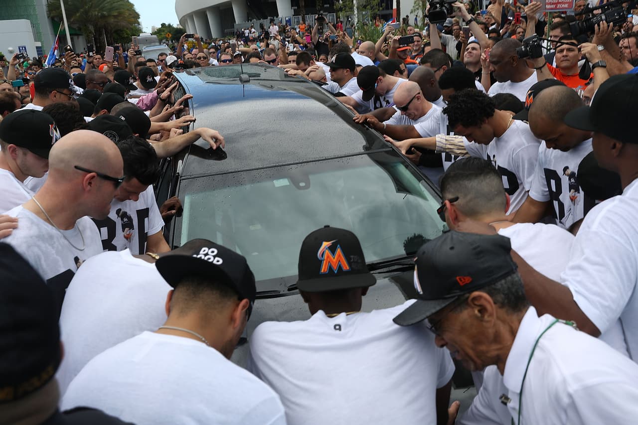 Los jugadores y directivos de los Marlins rodearon el carro fúnebre que trasladó el cuerpo de José Fernández. Muchos fanáticos estuvieron presentes en la despedida del lanzador.
<br>