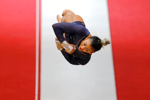 Con enorme plasticidad y un dejo de perfección aparece Rebecca Downie de Gran Bretaña, quien realiza un salto en la sesión clasificatoria del Mundial de Gimnasia en Doha, Qatar.