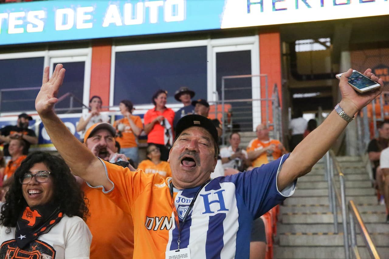 La alegría en el clásico texano la pusieron los hinchas.
<br>