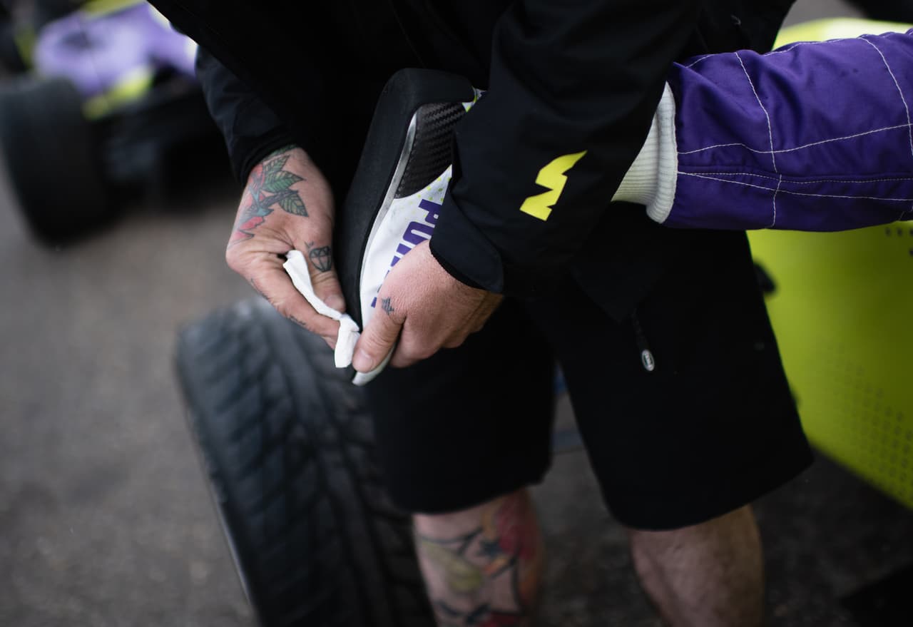 A partir de este viernes la polémica W Series, fórmula exclusiva para mujeres, dio inicio con las pruebas libres en Hockenheim, Alemania, donde el día domingo se correrá la primera válida del calendario. Las pilotos y sus equipos ya comenzaron a vivir esta novedosa experiencia que espera dar mucho de qué hablar.