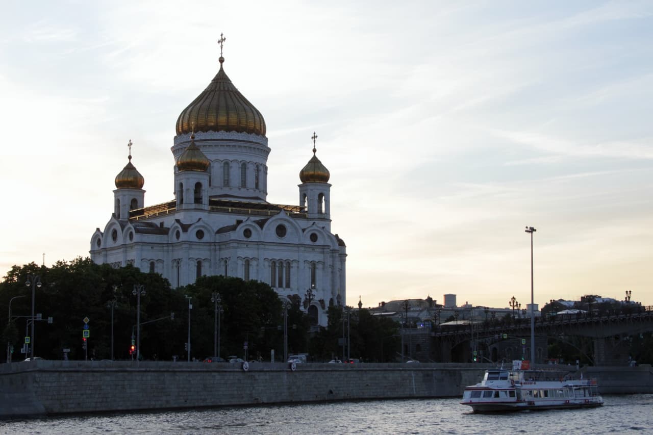 La Catedral del Cristo Salvador abrió en 1883, tras 44 años de construcción y está a las orillas del Río Moscú, sin embargo, este no es el templo original, sino una reconstrucción de la última década del siglo pasado. El primer templo fue destruido en 1931 para dar lugar al Palacio de los Sóviets, un proyecto de edificio administrativo de la URSS que nunca llegó a realizarse.