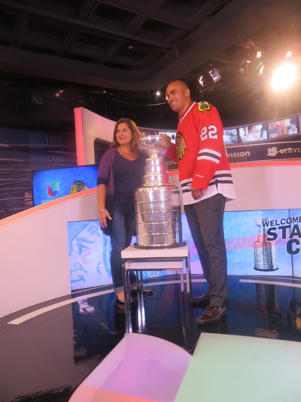 La Copa Stanley y Jamal Mayers, ex jugador del equipo de los Blackhawks visitaron los estudios de Univision. Mira la galería de fotos.