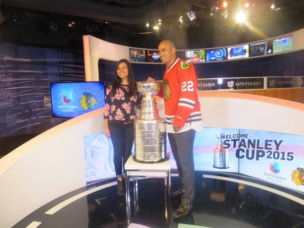 La Copa Stanley y Jamal Mayers, ex jugador del equipo de los Blackhawks visitaron los estudios de Univision. Mira la galería de fotos.