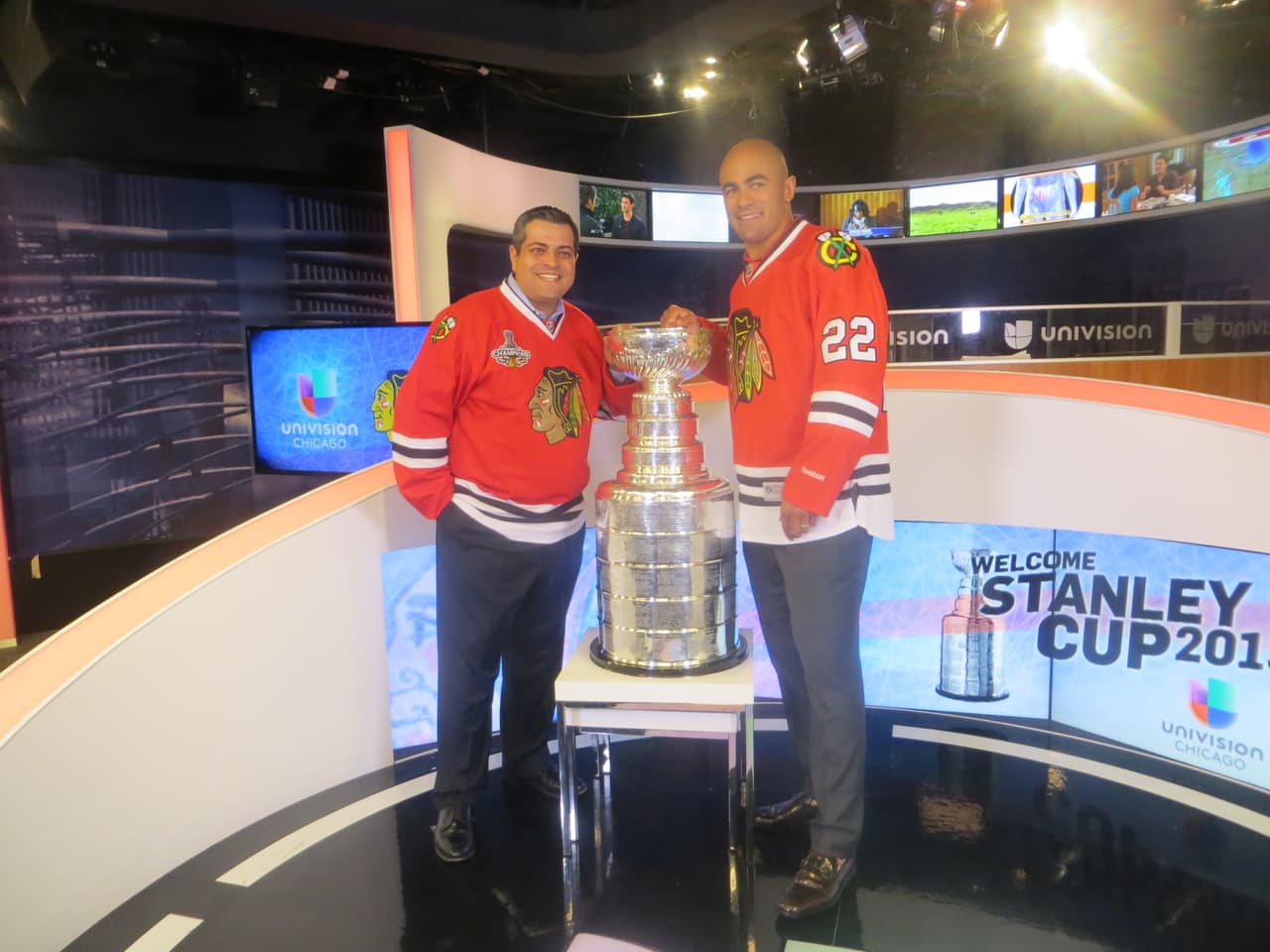 La Copa Stanley y Jamal Mayers, ex jugador del equipo de los Blackhawks visitaron los estudios de Univision. Mira la galería de fotos.