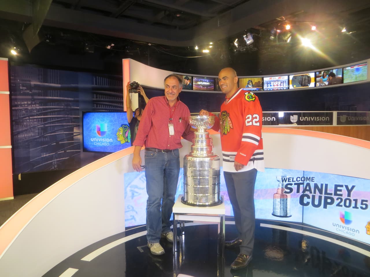 La Copa Stanley y Jamal Mayers, ex jugador del equipo de los Blackhawks visitaron los estudios de Univision. Mira la galería de fotos.