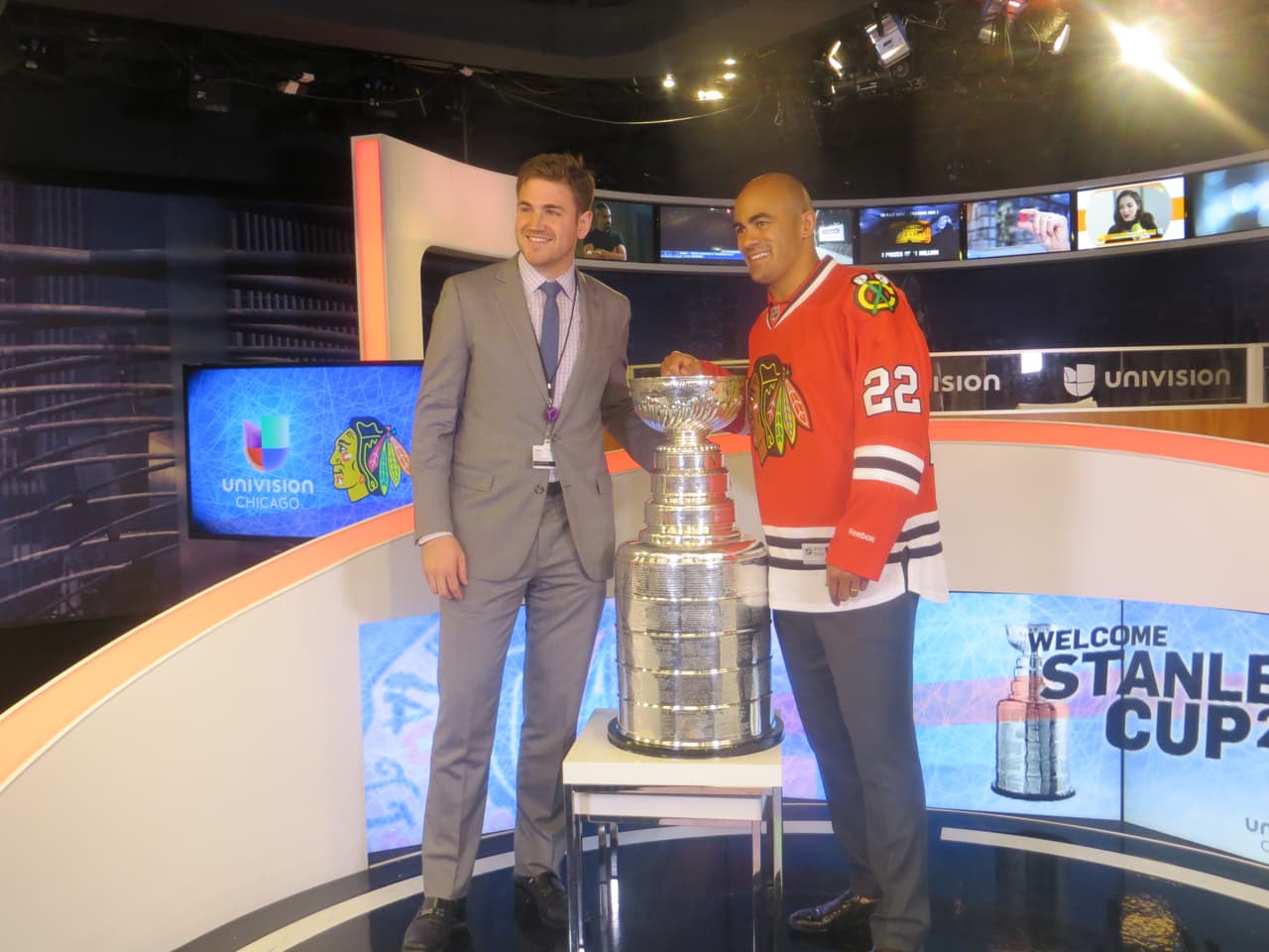 La Copa Stanley y Jamal Mayers, ex jugador del equipo de los Blackhawks visitaron los estudios de Univision. Mira la galería de fotos.