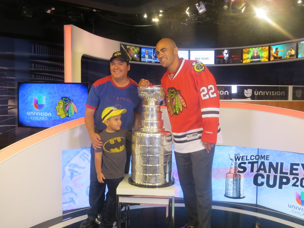 La Copa Stanley y Jamal Mayers, ex jugador del equipo de los Blackhawks visitaron los estudios de Univision. Mira la galería de fotos.
