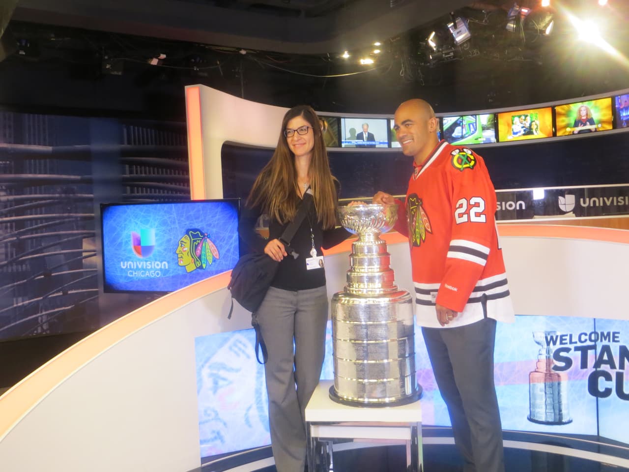 La Copa Stanley y Jamal Mayers, ex jugador del equipo de los Blackhawks visitaron los estudios de Univision. Mira la galería de fotos.