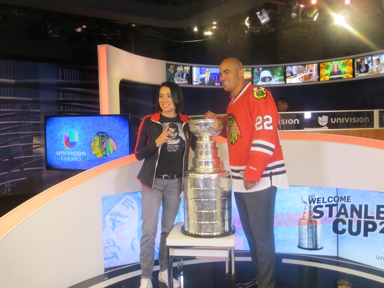 La Copa Stanley y Jamal Mayers, ex jugador del equipo de los Blackhawks visitaron los estudios de Univision. Mira la galería de fotos.