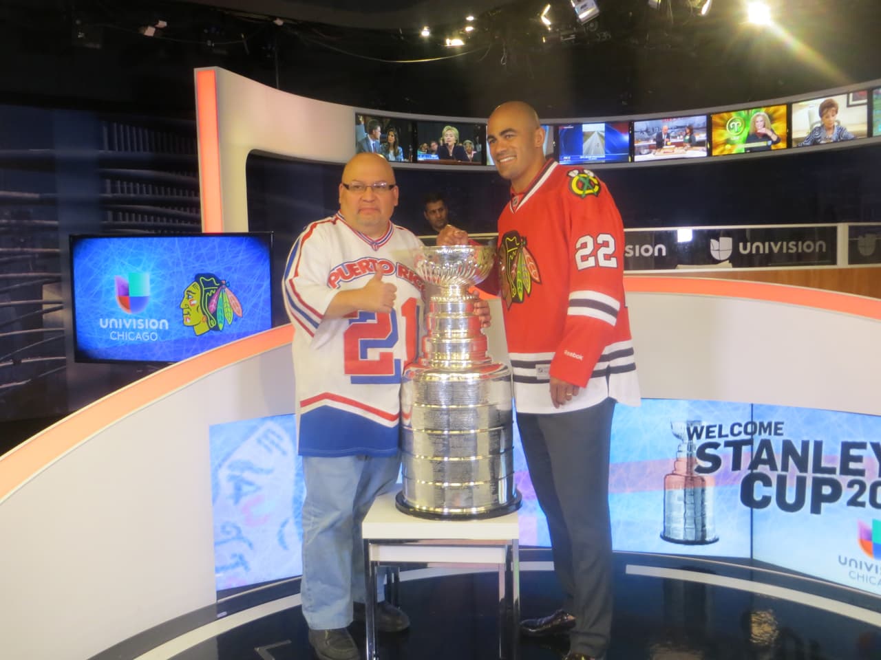 La Copa Stanley y Jamal Mayers, ex jugador del equipo de los Blackhawks visitaron los estudios de Univision. Mira la galería de fotos.