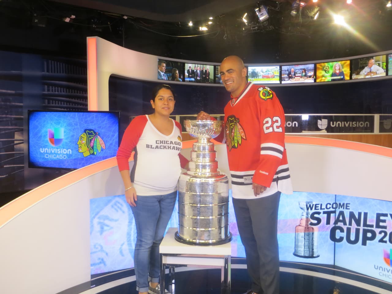 La Copa Stanley y Jamal Mayers, ex jugador del equipo de los Blackhawks visitaron los estudios de Univision. Mira la galería de fotos.