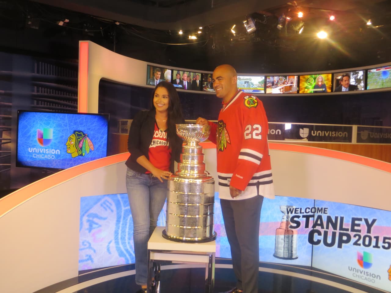 La Copa Stanley y Jamal Mayers, ex jugador del equipo de los Blackhawks visitaron los estudios de Univision. Mira la galería de fotos.