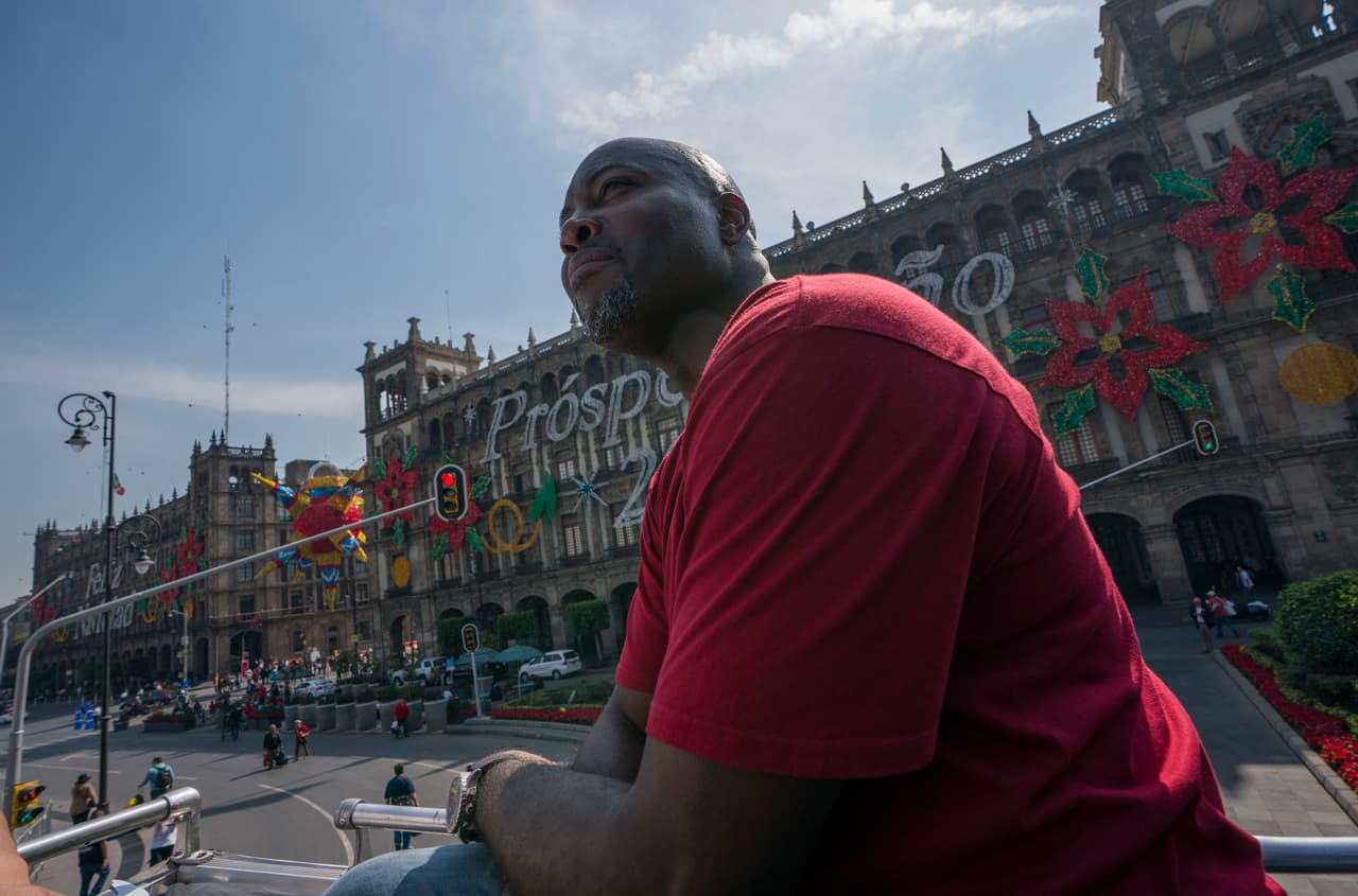 Desde muy temprano Rice tomó su lugar en un transporte especial donde se promocionaba los partidos de baloncesto.