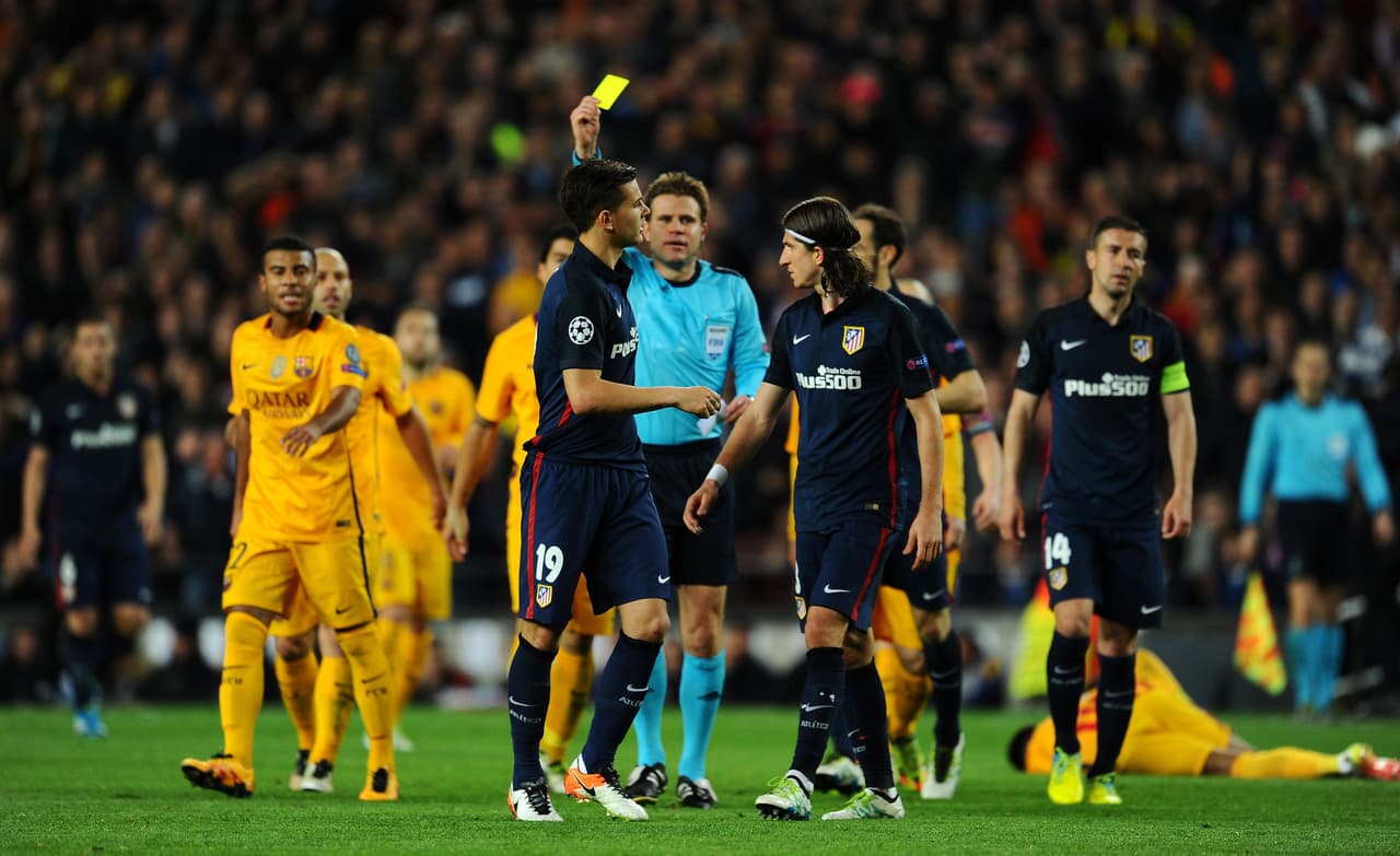 Las tarjetas de amonestación fueron la constante en un partido muy trabado en el Camp Nou pues un total de once veces apareció la amarilla por lo alto en el terreno de juego.