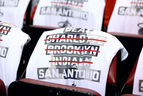 En el baloncesto de la NBA los aficionados del Heat de Miami esperaban mantener la racha ganadora de la eliminatoria de su conferencia pero no contaban con el poder de los Spurs de San Antonio.