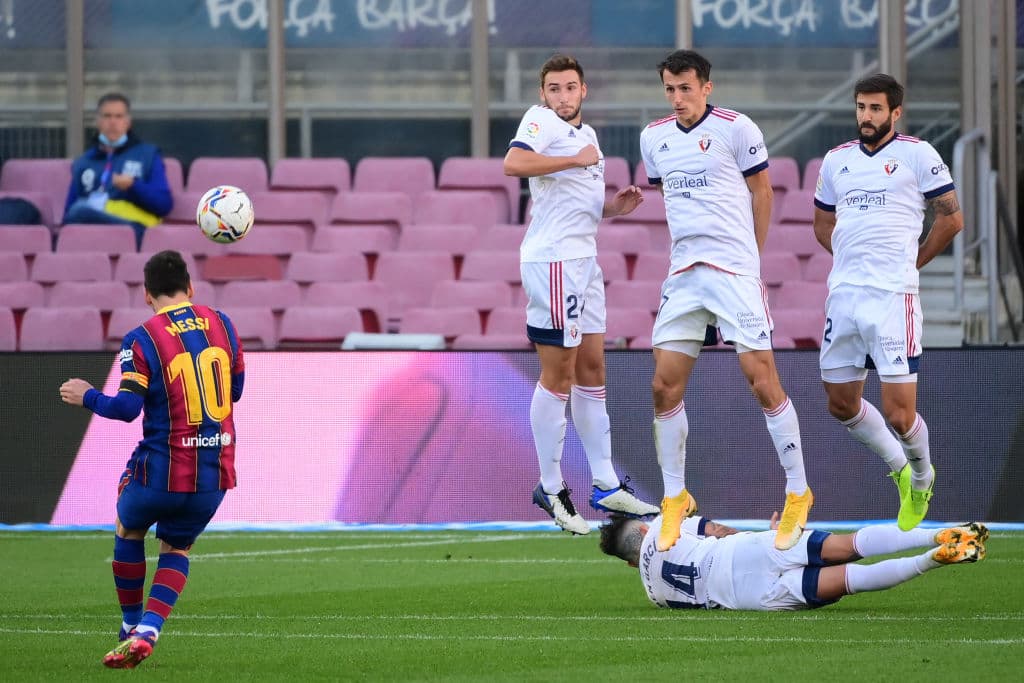 Barcelona golea a Osasuna 4-0 en el Camp Nou y Messi anota el último gol con dedicatoria a Diego Armando Maradona. Martín Braithwait abrió el marcador al minuto 29, le siguió Antoine Griezmann al 42 y el tercer tanto fue por parte de Coutinho, durante la Jornada 11 de La Liga.