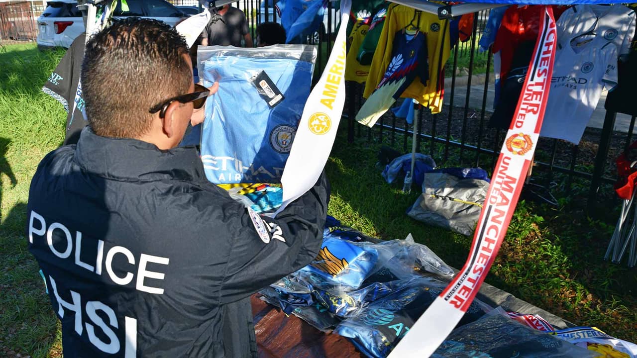 Numerosos falsificadores instalaron puestos de venta de artículos de fútbol durante un partido de exhibición de pretemporada en el NRG Park de Houston.