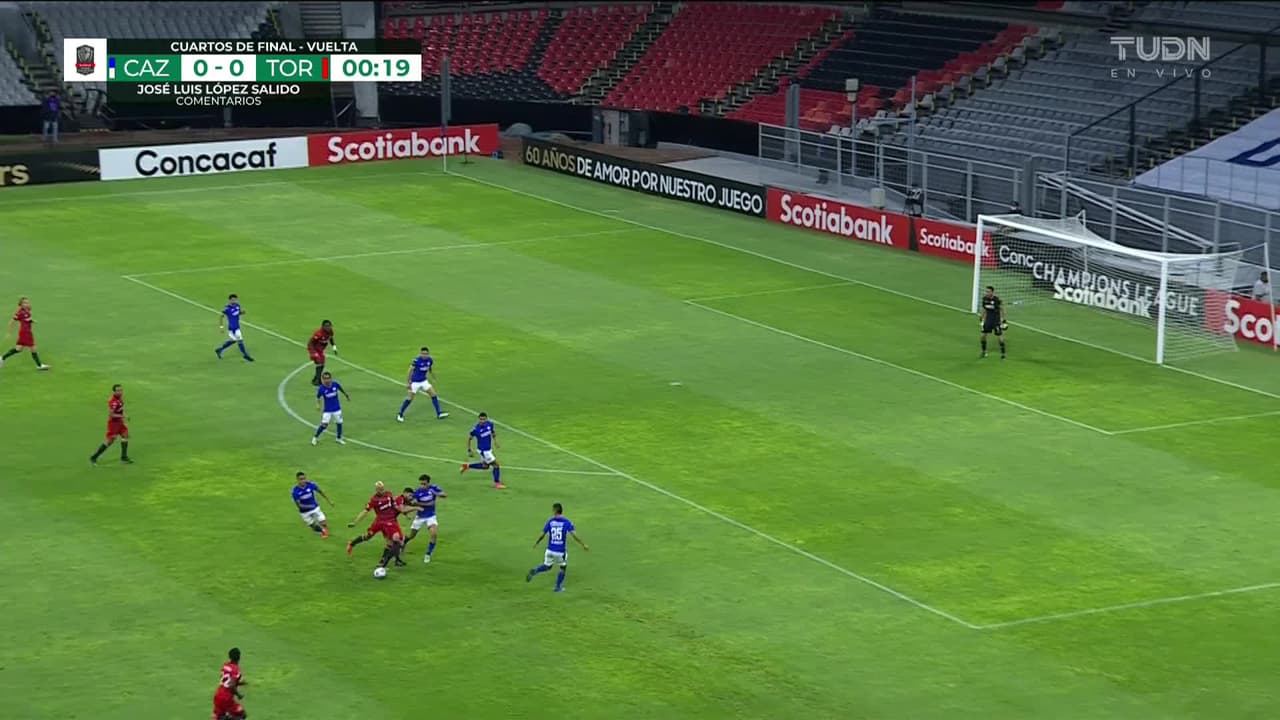 Arranca el partido y la pelota está en juego.