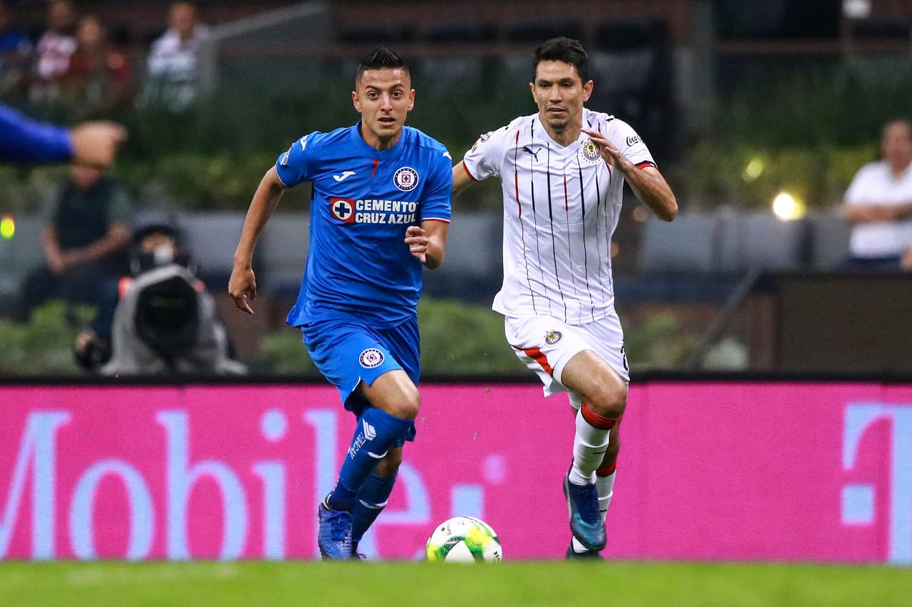 Roberto Alvarado (izquierda) y Jesús Molina (derecha) en algo que fue constante en el partido, la disputa del balón.