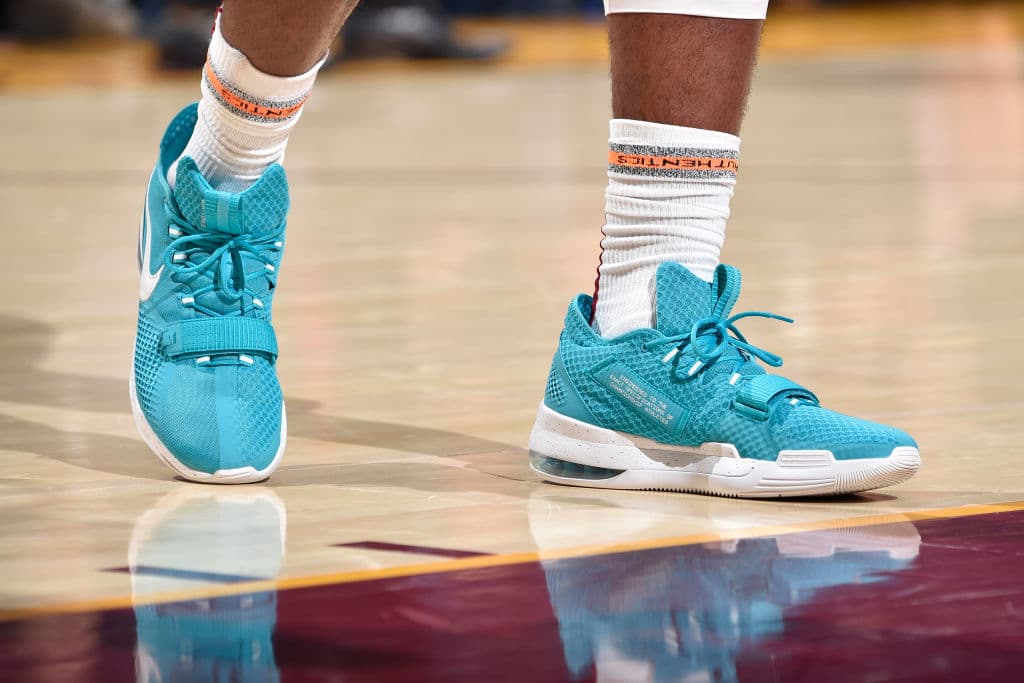 Parecerían discretos, pero los tenis de Andre Drummond, jugador de los Cleveland Cavaliers, son una joya, simples pero bonitos y en un color que resaltan desde lejos.