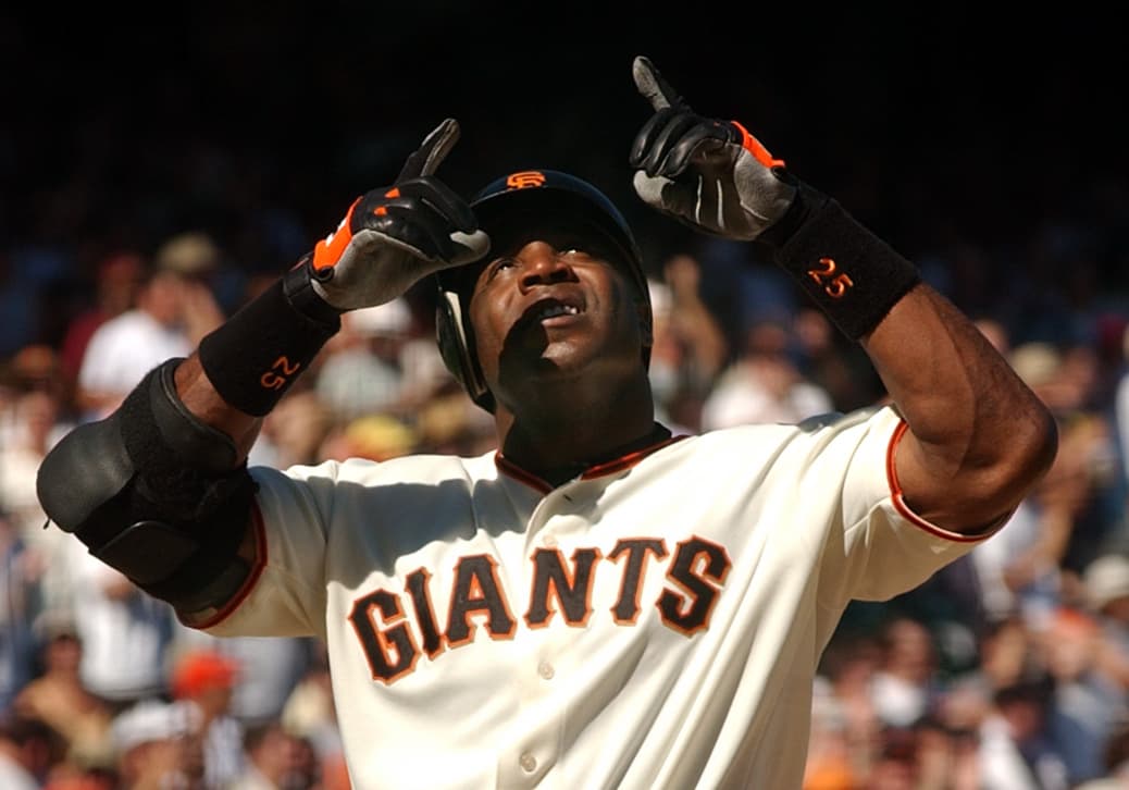 <b>La estrella de las grandes Ligas Barry Bonds, otro cliente de BALCO</b>
<br>
<br>El pelotero de los Gigantes de San Francisco, Barry Bonds (en la foto), quien rompió el récord de jonrones de todos los tiempos en 2007, 
<a href="https://www.espn.com/mlb/news/story?id=3113127"><u>fue otro cliente de BALCO</u></a>. 
<br>
<br>Bonds testificó ante un jurado que nunca tomó esteroides voluntariamente, que los recibió de manos de su entrenador, quien lo había engañado. Fue hallado culpable de perjurio por estas declaraciones en 2011.
<br>