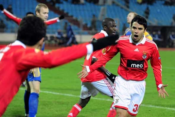 Saviola hizo uno de los goles del Benfica. Los portugueses aseguraron su clasificación.